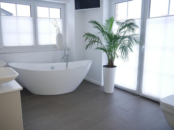 Bad mit freistehender Wanne