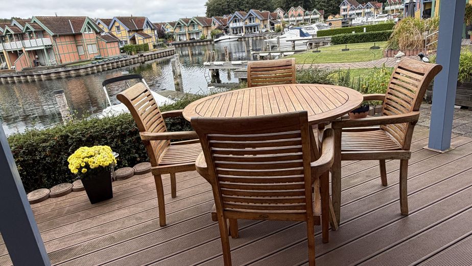 Casa de vacaciones con embarcadero propio en Hafendorf Rheinsberg – Terrasse, Teak Sitzgruppe