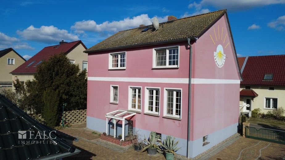 *Reserv.* Familienfreundliches Einfamilienhaus mit großem Grundstück und Doppelgarage – Rückansicht Haus (Einfahrt)