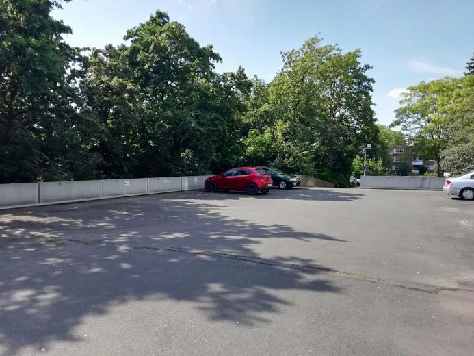 Rented 1-room apartment with south-facing loggia in a central location in Hemmingen – Parkdeck