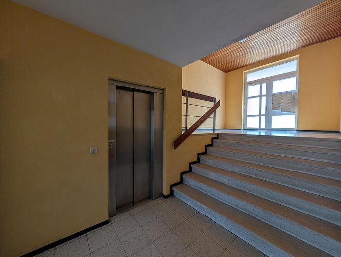 Familien- und Tierfreundliche Stadtwohnung 4 Zimmer Wohnung – Hauseingang / Treppenhaus