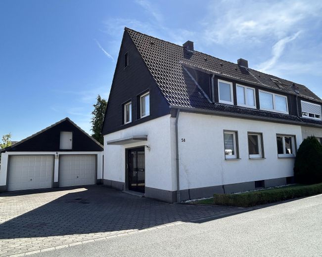 Attraktive Doppelhaushälfte in absolut ruhiger Lage in Bergkamen-Rünthe –  Straßenansicht Hofeinfahrt