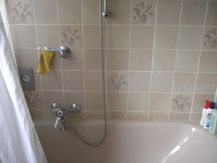 Badewanne mit Duschstange und 