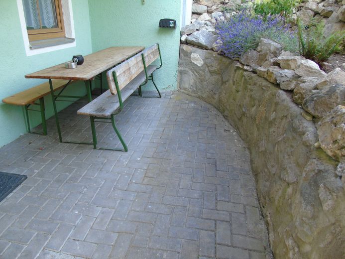 Appartamento seminterrato modernizzato in posizione tranquilla con terrazza, giardino e posto auto – Terrasse