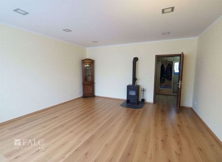 Solide und mit ausstreichend Platz, dazu ein großer Garten und *** Provisionsfrei *** – Wohnzimmer Renoviert