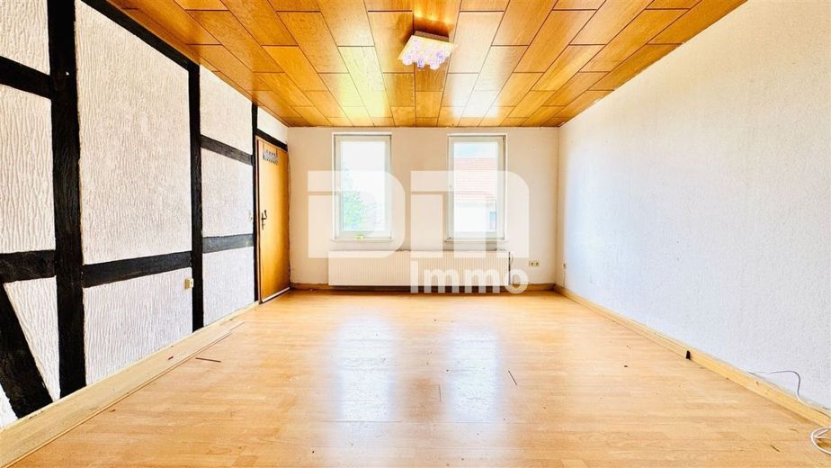 Einzigartiges Immobilien-Ensemble: Zwei Wohnhäuser MFH + EFH mit Halle auf ca. 5.300 m² Grundstück – Haus 2 DG Durchgangszimmer
