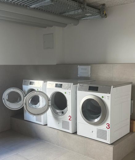 Neubau! 1-Zimmer möbliert mit EBK + Balkon + Abstellkammer + Waschmaschinenanschluss in Adlershof! – Waschsalon