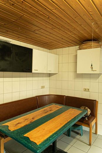 Landhaus Generationenhof mit bis zu 10 ha Land und Bachlauf – Sommerküche EG