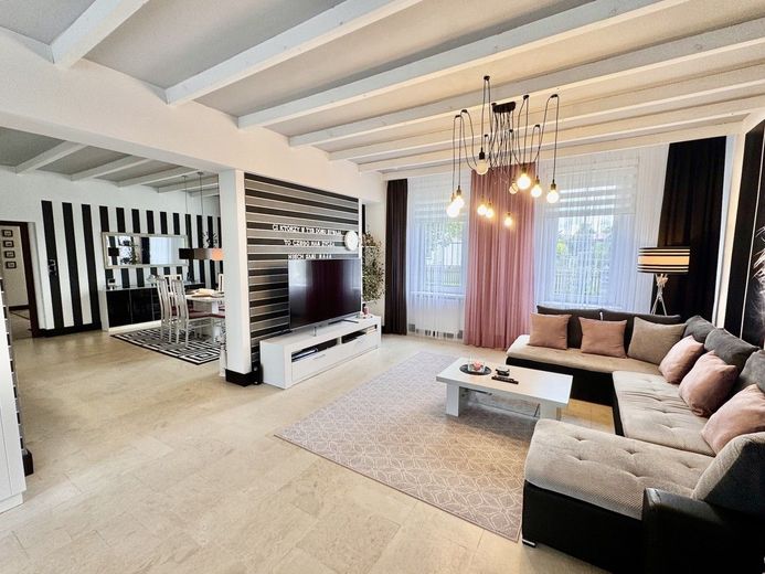 HORN IMMOBILIEN + großzügiges und elegantes Einfamilienhaus mit Einliegerwohnung und Garage in Gartz – Wohnzimmer