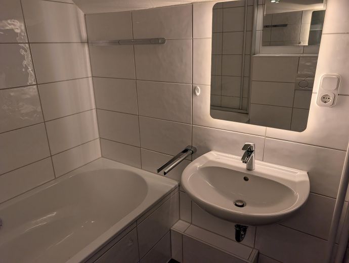 Modernisiertes Reihenhaus in Hiesfeld – nahe Rotbachsee, Garten, Garage & neues Dach aus 2023 – Badezimmer - Ansicht 2