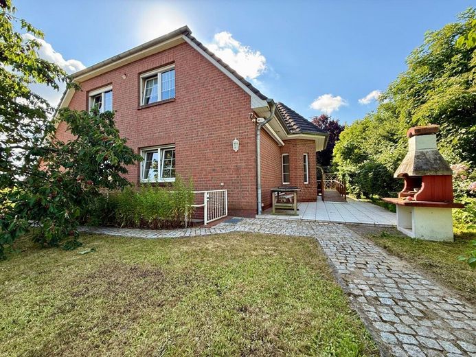 HORN IMMOBILIEN++ 2 km bis Neubrandenburg, großes Einfamilienhaus mit vielen Extras - Einliegerwohnung möglich – Garten und Grillplatz