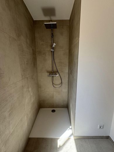 Möbliertes 1-Zimmer-Apartment mit Küche und Balkon (Erstbezug) – Dusche