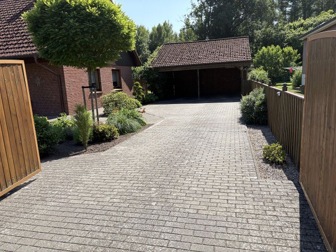 Einfahrt mit Doppelcarport