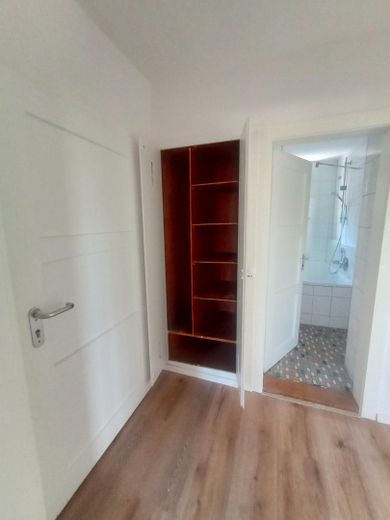 Appartamento di 2 locali, adatto anche come appartamento condiviso – Flur mit Einbauschrank