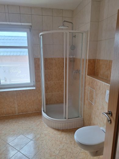 Bright 3-room apartment with large daylight bathroom and dressing room in Zwickau-Crossen – Dusche