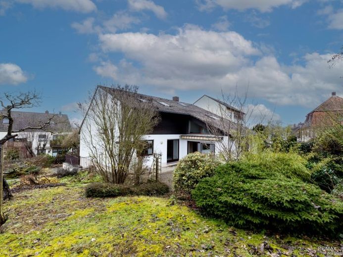 Familienfreundliches Einfamilienhaus mit großem Garten – Photo 1