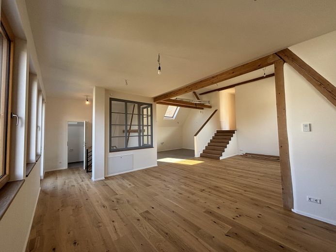 Vida única: loft con balcón soleado y jardín privado – Wohn-/ Essbereich