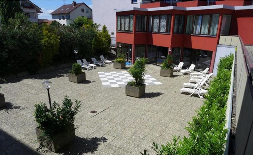 3-Zimmerwohnung am Bodensee mit Küche, Balkonen und Schwimmbad – Innenhof zum Schwimmbad