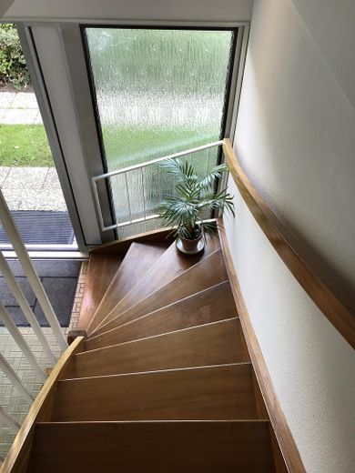 Holztreppe zum Erdgeschoss