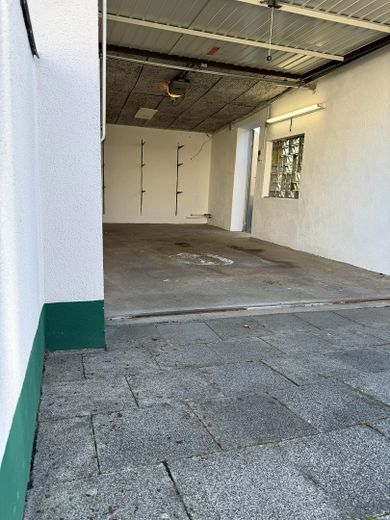 منزل شبه منفصل مُجدّد بحديقة – 100 م² مساحة سكنية، مرآب في تسيرندورف – Zufahrt und Garage