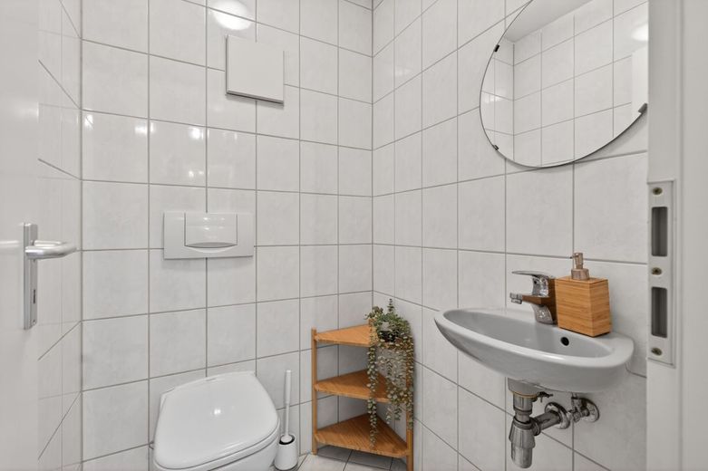 Freiwerdend: Moderne Wohnung mit Balkon und TG in zentraler Lage – Gäste-WC