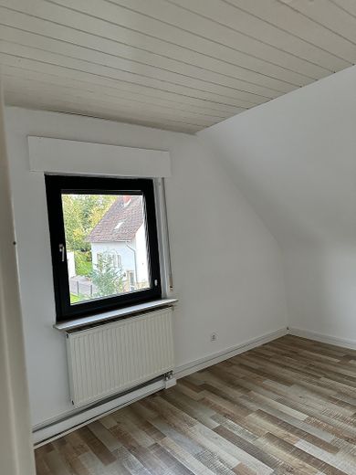 Schlafzimmer 3 DG Sicht Straße