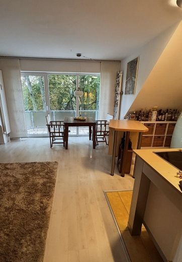 Charmante 3-Zi.- Maisonettewhg, TG-Stellplatz ,Garten, Balkon in grüner Lage von Hamburg Meiendorg – Wohn- und Küchenbereich  