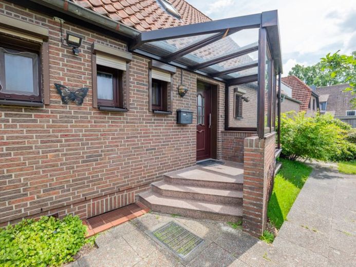 Viel Platz für große Pläne – Zweifamilienhaus mit Dachterrasse und vielseitigem Raumkonzept! – Foto 1