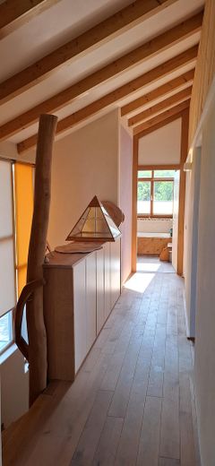 Arrivare. Respirare. Sentirsi a casa. Casa d'architetto in costruzione ecologica in legno – OG Flur zum Bad