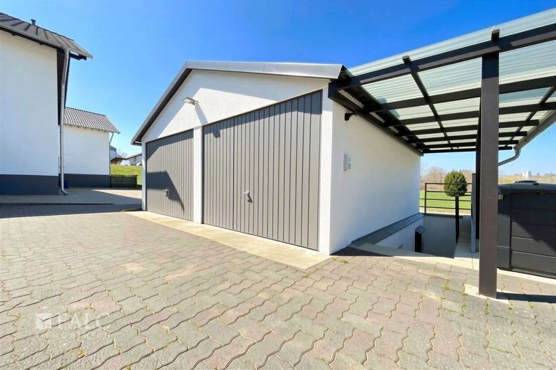 Wohnen auf einer Ebene - 143 m² modernisiert mit Balkon &amp; Garage – Außenansicht