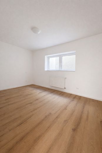 Elektrik ve ısıtma giderleri dâhil, açık planlı ankastre mutfaklı, modern şekilde yenilenmiş 2 odalı daire – Schlafzimmer