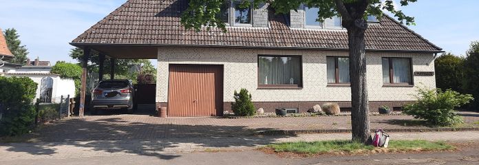 Casa unifamiliare con possibilità di appartamento indipendente/alloggio multigenerazionale su terreno spazioso - senza provvigione – Vorderansicht
