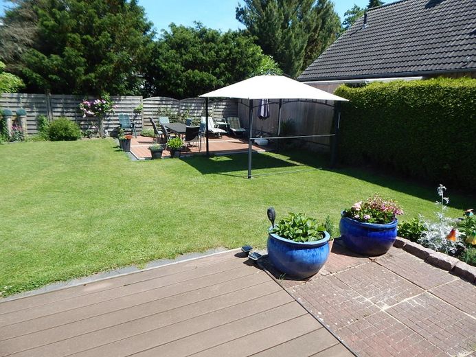 Elmshorn’da çok yönlü tek veya iki ailelik ev – Aile, home office veya kısmi kiralama için alan! – Garten