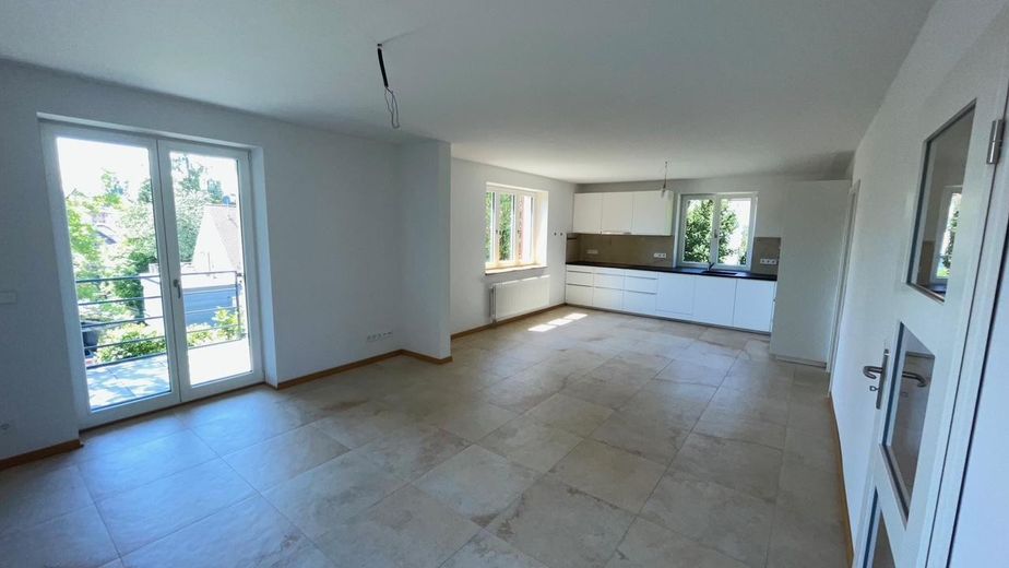 Wohn- und Esszimmer mit Küche