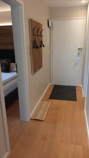 Moderno, pregiato e tranquillo appartamento di 2 locali COMPLETAMENTE ATTREZZATO con ampio balcone esposto a sud a Murnau-Moosrain – Flur