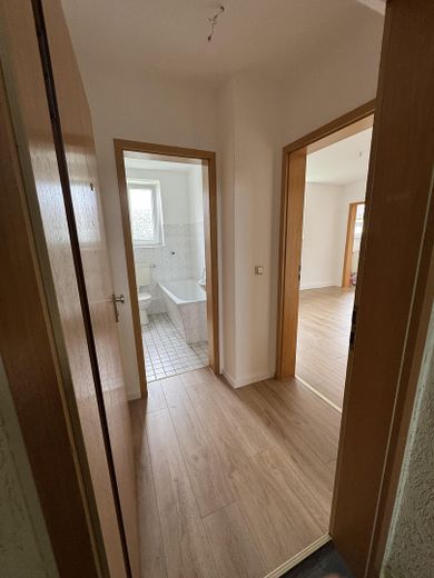 yeni zeminli, aydınlık 3 odalı daire, hemen taşınmaya hazır – Flur