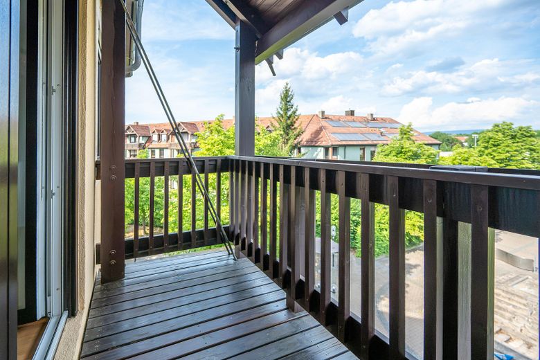 Lichtdurchfluteter Wohnkomfort in Uni-Bestlage – 90 m² mit 3 Balkonen & TG-Stellplatz – Balkon