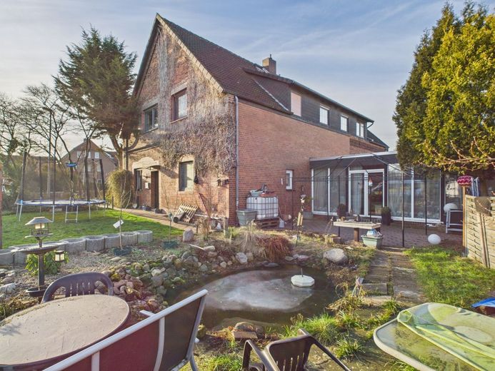 Altes Haus voller Leben, mit Geschichte und Rendite – Garten