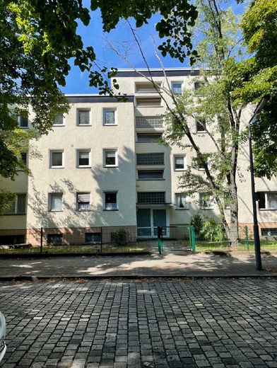 Sofort frei in Berlin-Steglitz: Helle 3-Zimmer-Wohnung mit Südbalkon + Stellplatz + provisionsfrei – Vorderansicht Haus