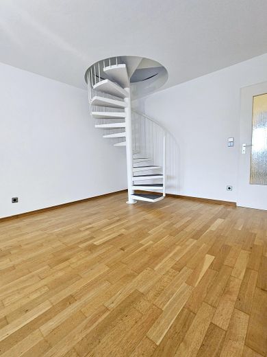 Geschmackvolle 4-Raum-Maisonette-Wohnung mit gehobener Innenausstattung, EBK und großem Balkon – Wohnzimmer