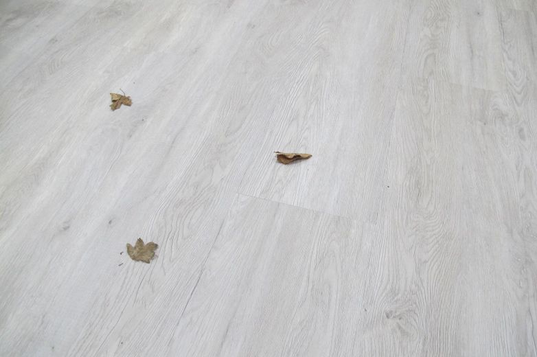 Stilvolle ruhige 3-Zi-Dachgeschosswohnung – eigene Etage, Dachbalken & Gartenmitnutzung – hochwertiger Designboden