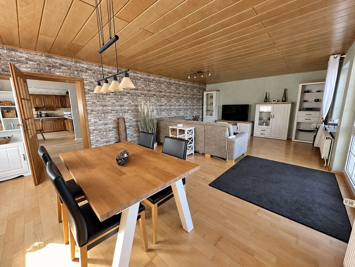 Two-family house with two garages and a large garden in Berka – Wohn- und Esszimmer OG