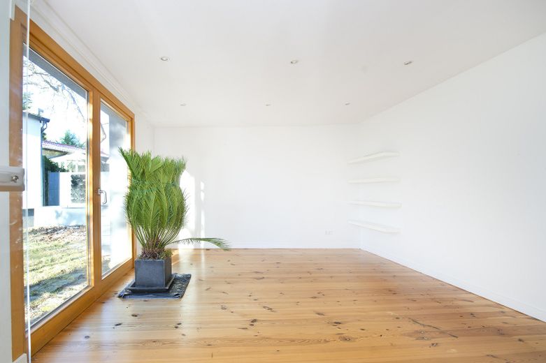 Haus im Bungalowstil als Fertigbau mit Pool, Nebengelass und großem Grundstück – 2 Raum Nebengebäude