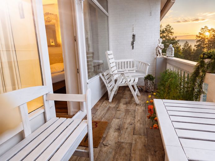 GESCHMACKVOLL EINGERICHTETE WOHNUNG IN SIERKSDORF, STRANDNÄHE, PROVISIONSFREI – Großer Balkon