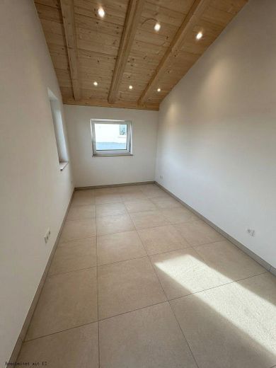 Прекрасная квартира площадью 144 м² на верхнем этаже с собственным участком сада – Diele