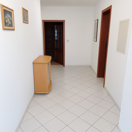 Exklusive 3-Zimmer-Penthousewohnung mit 36 m² Dachterrasse und zwei Stellplätzen – Flur (1)