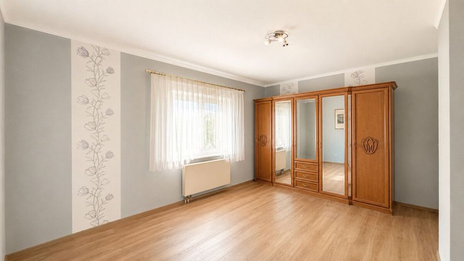 PROVISIONSFREI | Zweifamilienhaus mit Gewerbeeinheit, großem Grundstück und Pool – ein schönes großes Schlafzimmer