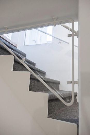 Ruime tuinmaisonnette over twee woonlagen in Hamburg-Eilbek – Treppe von oben