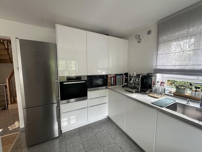 Near Simmerleinplatz: As-new, bright XXL semi-detached house, upscale features, KFW70 standard, with fitted kitchen – EG Küche