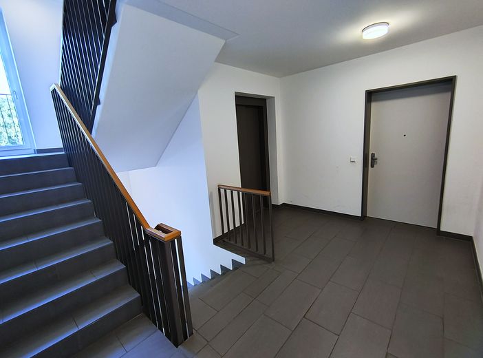 Modern & sofort bezugsfrei: 3-Zi.-Wohnung mit 2 Bädern & Loggia – provisionsfrei – Treppenhaus und Wohnungseingan